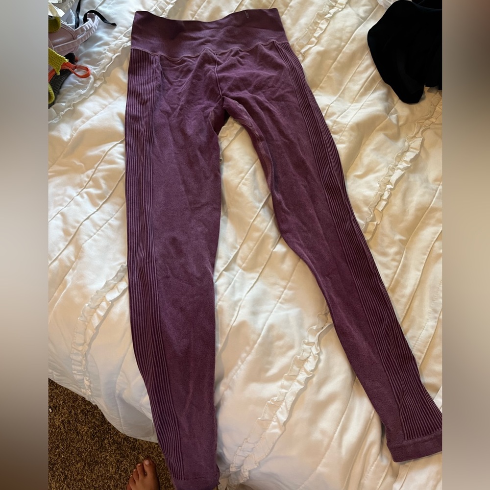 Purple ribbed leggings